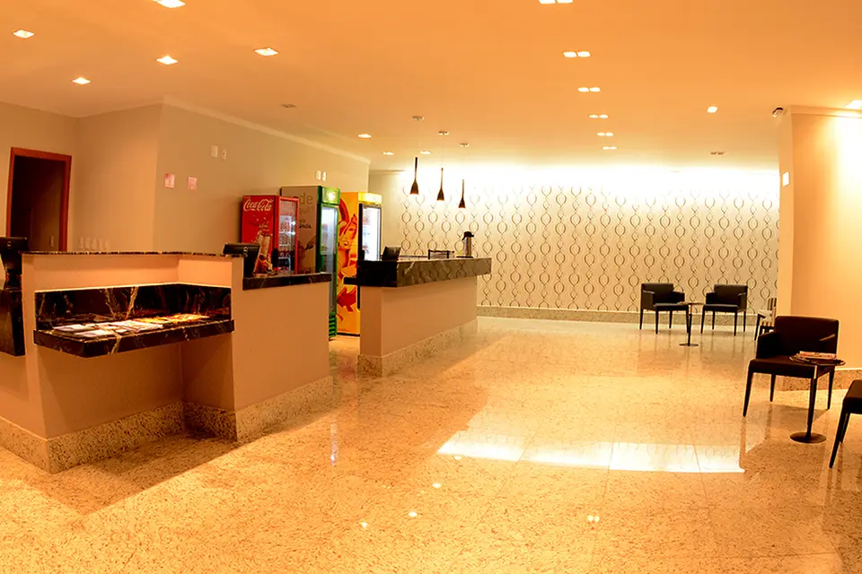 Balcão da recepção com poltronas de espera