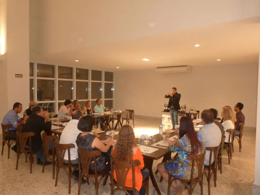 Evento no Agil Hotel com convidados à mesa e palestrante
